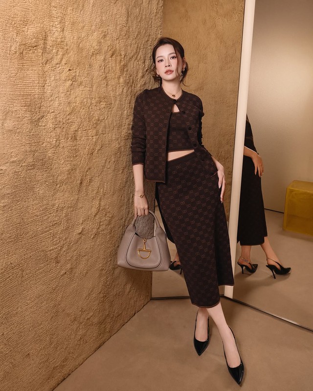 Quý cô bước đi kiêu kỳ với giày mũi nhọn- Ảnh 1. Quý cô bước đi kiêu kỳ với giày mũi nhọn- Ảnh 1.