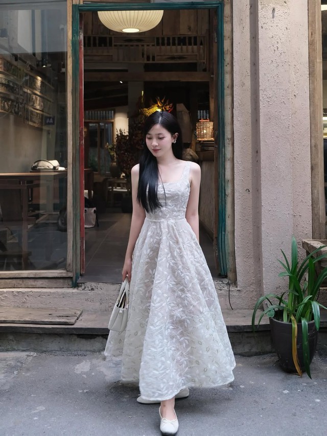 Váy cổ vuông tạo nét kiêu kỳ ẩn mình trong sự thanh lịch- Ảnh 1.