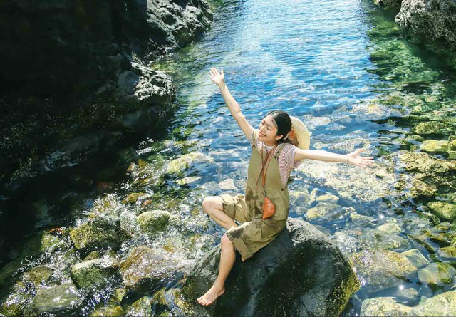 C&ocirc; g&aacute;i du lịch Ph&uacute; Qu&yacute; một m&igrave;nh, - Ảnh 4.