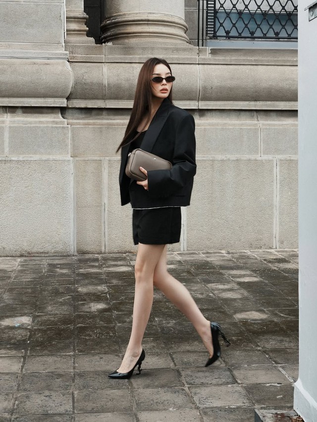 Quý cô bước đi kiêu kỳ với giày mũi nhọn- Ảnh 2. Quý cô bước đi kiêu kỳ với giày mũi nhọn- Ảnh 2.