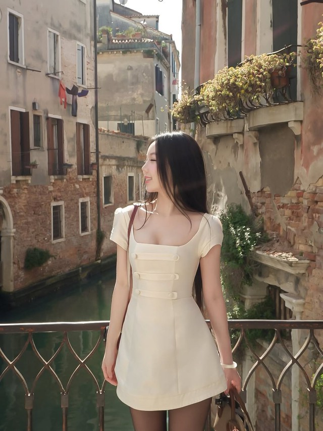 Váy cổ vuông tạo nét kiêu kỳ ẩn mình trong sự thanh lịch- Ảnh 2.