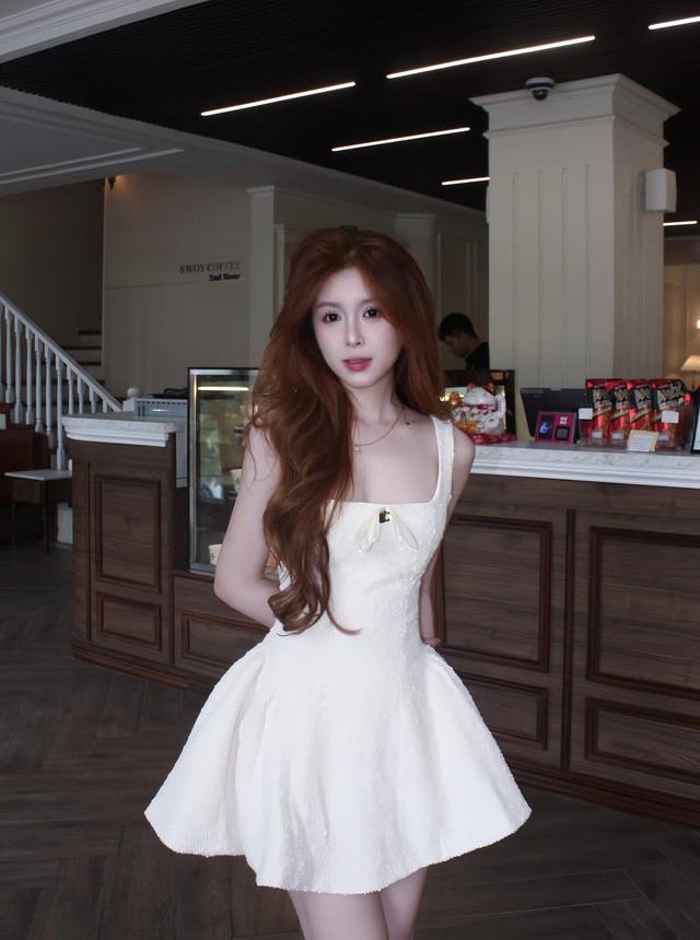 Váy cổ vuông tạo nét kiêu kỳ ẩn mình trong sự thanh lịch- Ảnh 3.