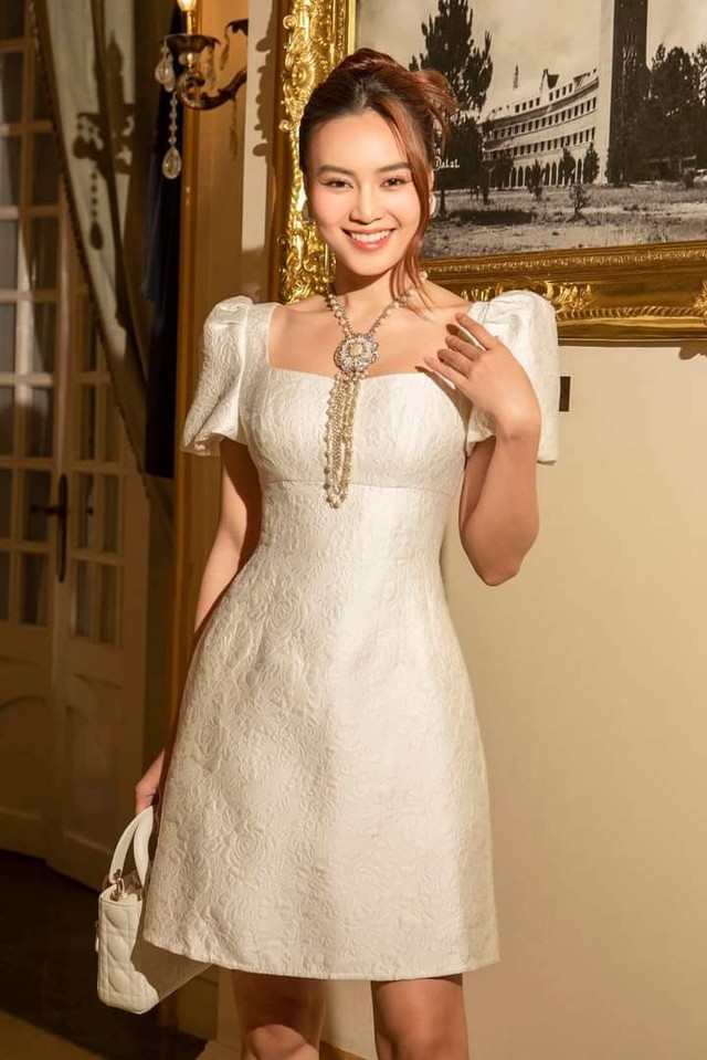 Váy cổ vuông tạo nét kiêu kỳ ẩn mình trong sự thanh lịch- Ảnh 4.