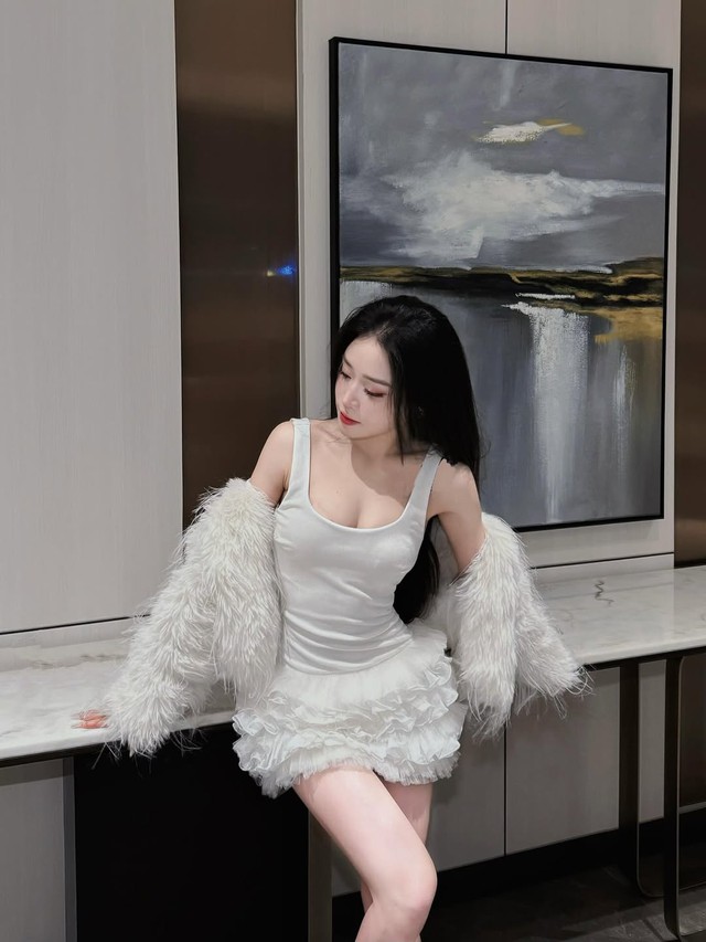 Váy cổ vuông tạo nét kiêu kỳ ẩn mình trong sự thanh lịch- Ảnh 7.