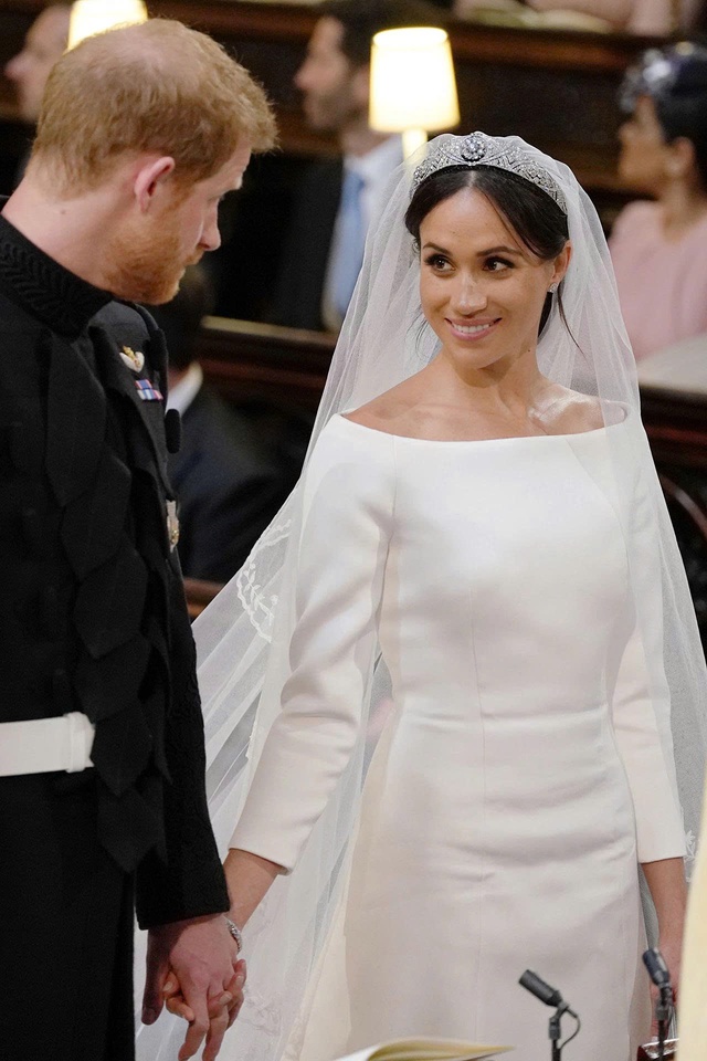 Meghan và Harry từng tranh cãi ‘nảy lửa’ với Nữ hoàng Elizabeth II về chiếc vương miện cưới- Ảnh 2. Meghan và Harry từng tranh cãi ‘nảy lửa’ với Nữ hoàng Elizabeth II về chiếc vương miện cưới- Ảnh 2.