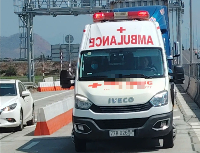 Xử phạt xe cứu thương 'lụi' trên cao tốc Vĩnh Hảo- Phan Thiết - Ảnh 1.