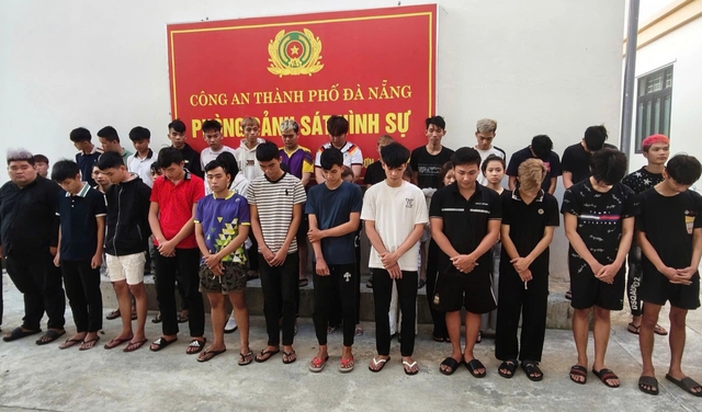 Khởi tố nh&oacute;m thanh thiếu ni&ecirc;n mang kiếm, nẹt p&ocirc; g&acirc;y n&aacute;o loạn đường phố Đ&agrave; Nẵng- Ảnh 1.