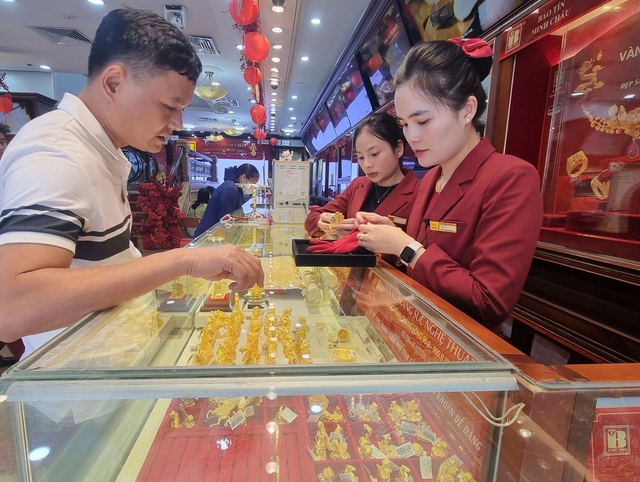 Gi&aacute; v&agrave;ng l&igrave;nh x&igrave;nh, liệu c&oacute; thể quay lại v&ugrave;ng đỉnh 5.600 USD/ounce?- Ảnh 2.