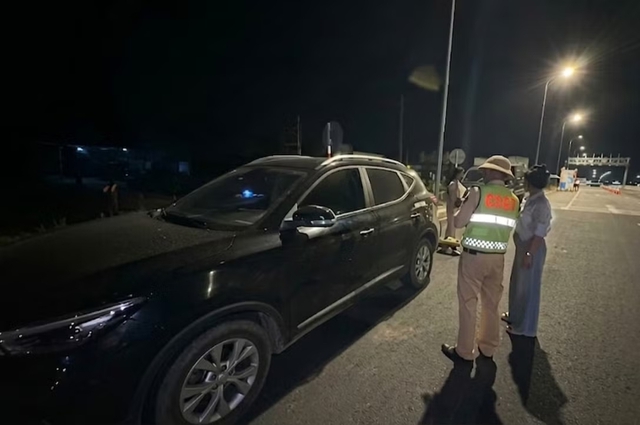 &Ocirc; t&ocirc; chạy qu&aacute; tốc độ: CSGT phạt nữ t&agrave;i xế 7,5 triệu, chủ xe 17 triệu - Ảnh 2.