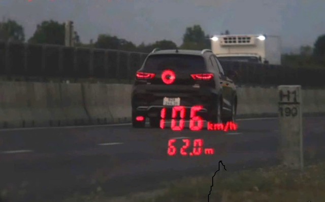 &Ocirc; t&ocirc; chạy qu&aacute; tốc độ: CSGT phạt nữ t&agrave;i xế 7,5 triệu, chủ xe 17 triệu - Ảnh 1.