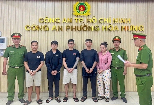 Công an TP.HCM bắt khẩn cấp 5 người ẩu đả trên đường Cách Mạng Tháng Tám- Ảnh 1. Công an TP.HCM bắt khẩn cấp 5 người ẩu đả trên đường Cách Mạng Tháng Tám- Ảnh 1.