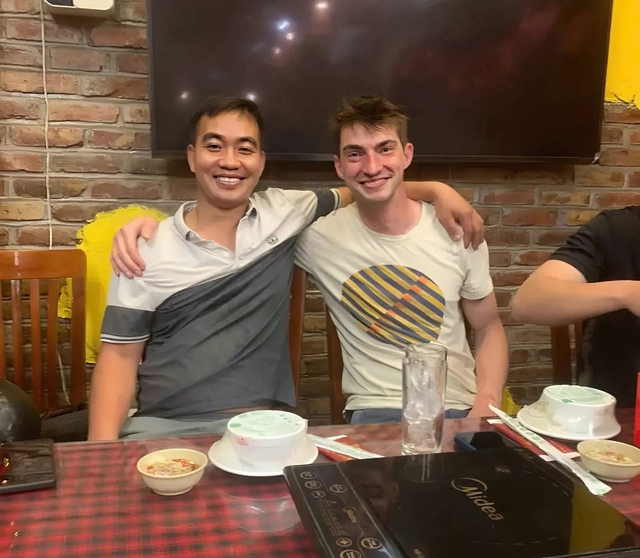 Khách Tây lạc trong rừng sâu ở Lạng Sơn được người Việt cứu giúp đầy cảm động - Ảnh 4. Khách Tây lạc trong rừng sâu ở Lạng Sơn được người Việt cứu giúp đầy cảm động - Ảnh 4.