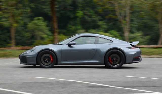 Th&oacute;i quen của người l&aacute;i khiến pin &ocirc; t&ocirc; hybrid nhanh xuống cấp, hư hỏng - Ảnh 1.