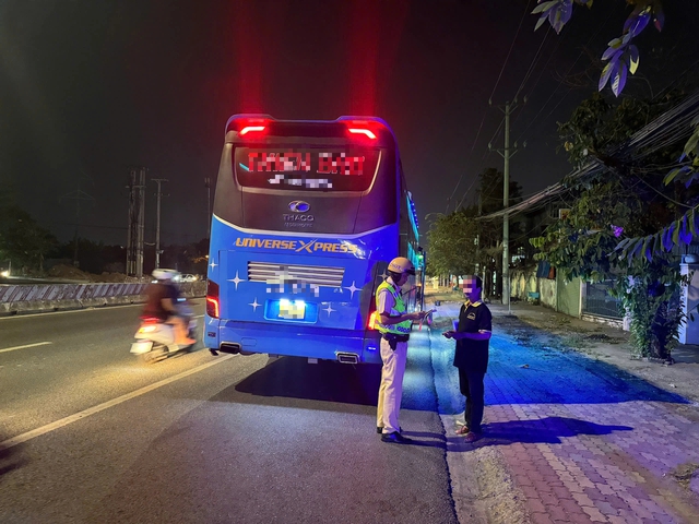 CSGT TP.HCM siết vi phạm xe kh&aacute;ch tr&ecirc;n quốc lộ 13- Ảnh 1.