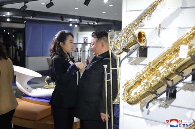 Bất ngờ h&igrave;nh ảnh mới về Nh&agrave; l&atilde;nh đạo Kim Jong-un c&ugrave;ng con g&aacute;i - Ảnh 4.