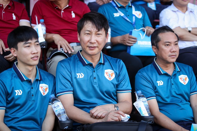 HLV Kim Sang-sik sẽ dự kh&aacute;n chung kết giải TNSV quốc tế 2026- Ảnh 2.