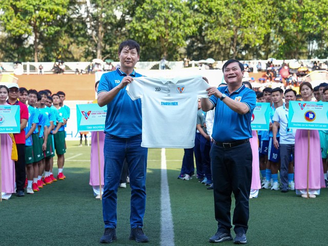 HLV Kim Sang-sik sẽ dự kh&aacute;n chung kết giải TNSV quốc tế 2026- Ảnh 1.