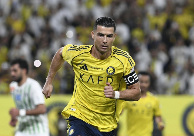 Ronaldo lập c&uacute; đ&uacute;p ng&agrave;y trở lại, gần chạm kỷ lục b&agrave;n thắng: Tiếp tục bỏ xa Messi- Ảnh 1.