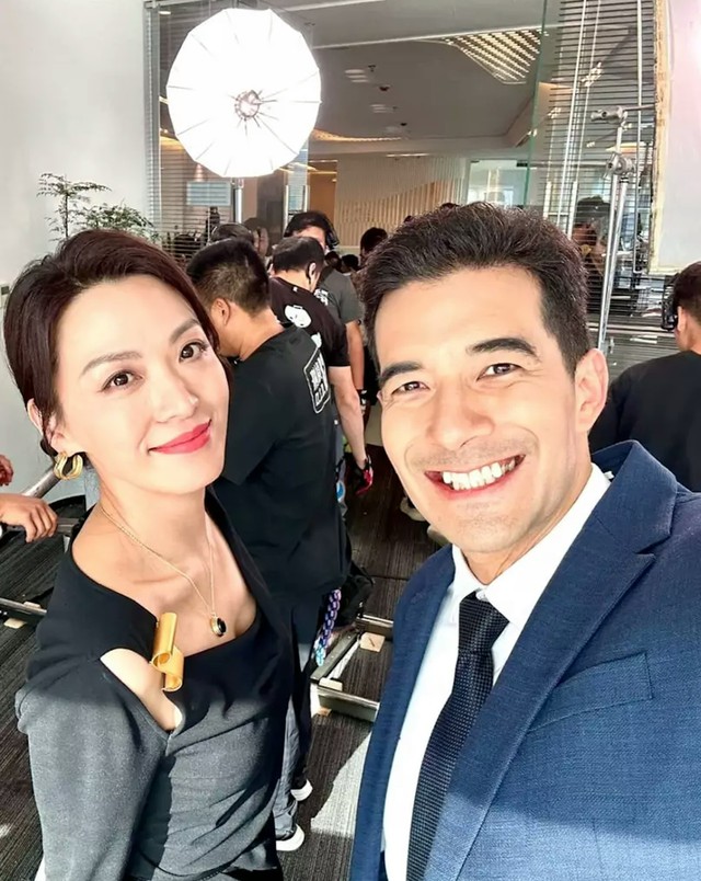 Mỹ nhân Hồng Kông đóng cảnh nóng táo bạo, hé lộ phản ứng của chồng- Ảnh 2. Mỹ nhân Hồng Kông đóng cảnh nóng táo bạo, hé lộ phản ứng của chồng- Ảnh 2.