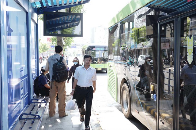 Người d&acirc;n chờ triển khai xe bu&yacute;t miễn ph&iacute; - Ảnh 1.