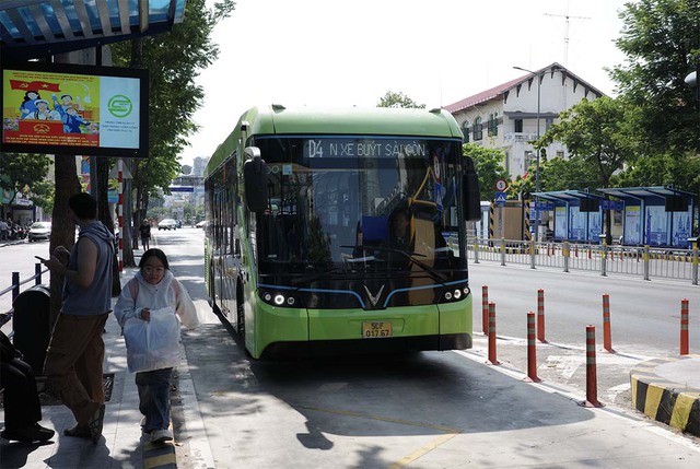 Người d&acirc;n chờ triển khai xe bu&yacute;t miễn ph&iacute; - Ảnh 4.