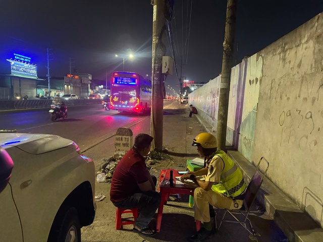 CSGT TP.HCM siết vi phạm xe kh&aacute;ch tr&ecirc;n quốc lộ 13- Ảnh 2.