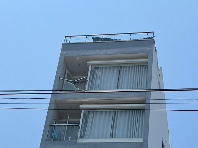 Nam thanh ni&ecirc;n rơi từ tầng 7 căn hộ ở Nha Trang, tho&aacute;t chết hy hữu - Ảnh 1.