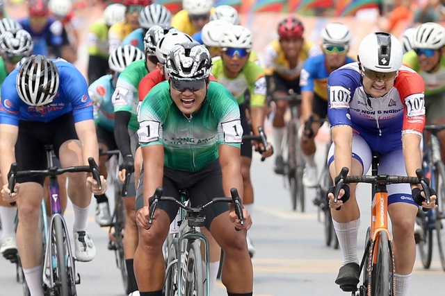 Trần Tuấn Kiệt bị t&eacute; vẫn gi&agrave;nh chiến thắng ở C&uacute;p xe đạp truyền h&igrave;nh TP.HCM - Ảnh 2.