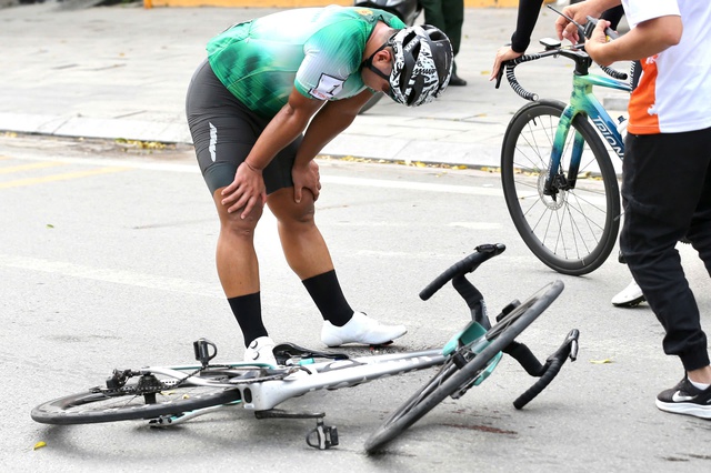 Trần Tuấn Kiệt bị t&eacute; vẫn gi&agrave;nh chiến thắng ở C&uacute;p xe đạp truyền h&igrave;nh TP.HCM - Ảnh 1.