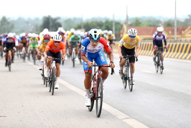 Trần Tuấn Kiệt bị t&eacute; vẫn gi&agrave;nh chiến thắng ở C&uacute;p xe đạp truyền h&igrave;nh TP.HCM - Ảnh 4.