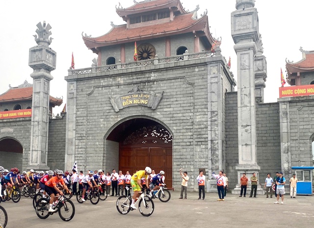 Trần Tuấn Kiệt bị t&eacute; vẫn gi&agrave;nh chiến thắng ở C&uacute;p xe đạp truyền h&igrave;nh TP.HCM - Ảnh 3.