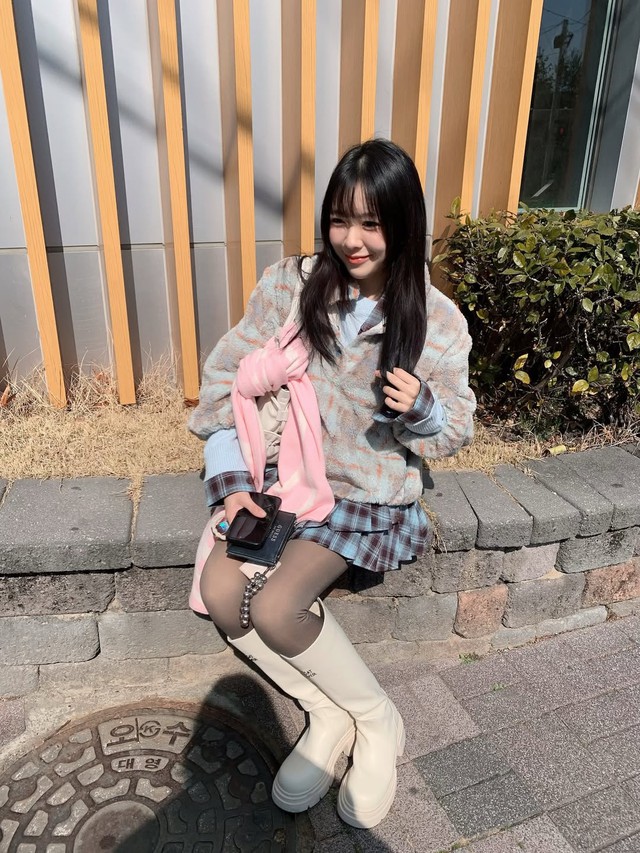 Diện chân váy xếp ly để nàng luôn cuốn hút mỗi ngày- Ảnh 6.