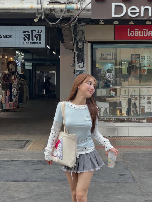 Diện chân váy xếp ly để nàng luôn cuốn hút mỗi ngày- Ảnh 3.