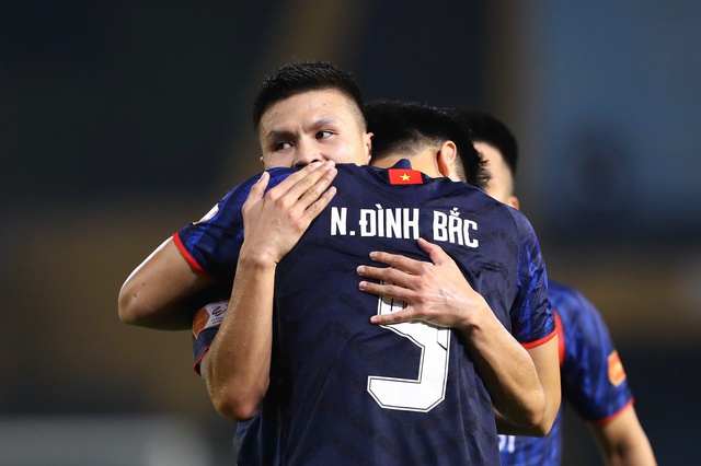 Đ&igrave;nh Bắc ghi b&agrave;n trở lại ở V-League, HLV Kim Sang-sik v&agrave; &ocirc;ng Polking c&ugrave;ng mừng lớn- Ảnh 2.