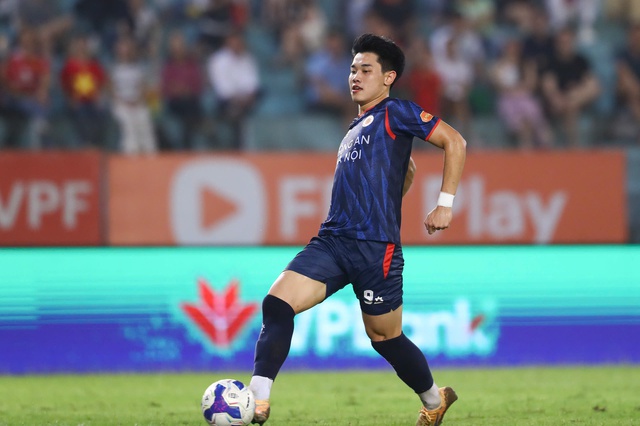 Đ&igrave;nh Bắc ghi b&agrave;n trở lại ở V-League, HLV Kim Sang-sik v&agrave; &ocirc;ng Polking c&ugrave;ng mừng lớn- Ảnh 1.