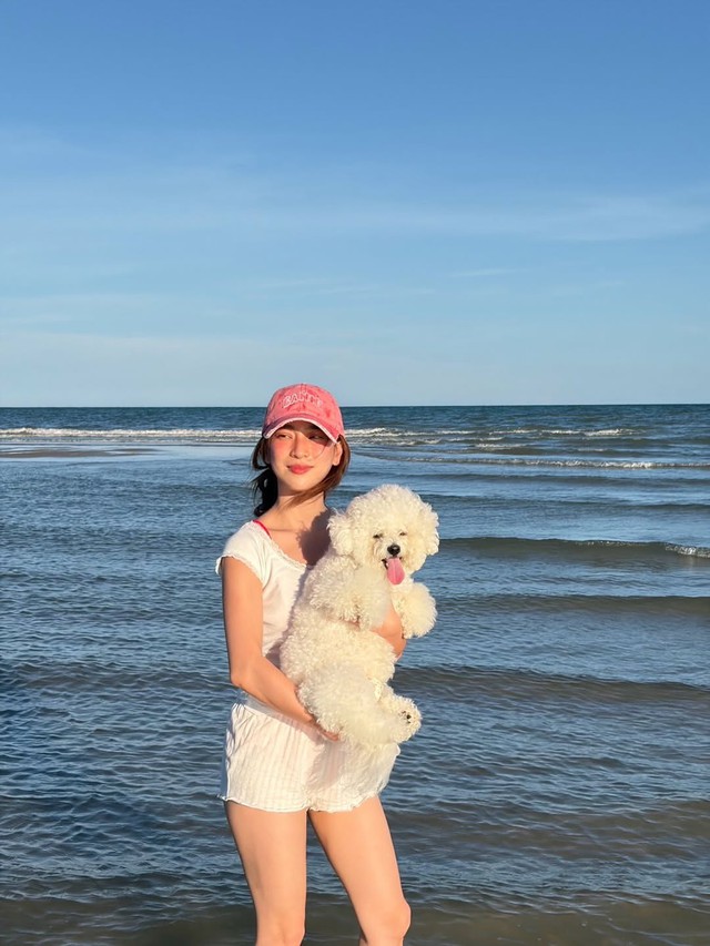 Bỏ qua bikini, nàng vẫn tỏa sáng với loạt trang phục đi biển cuốn hút - Ảnh 9.