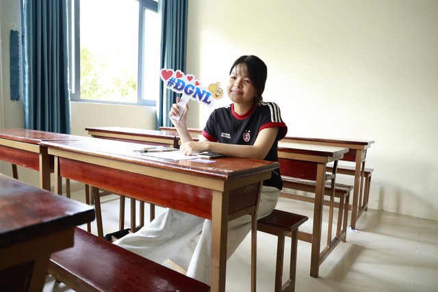 Thầy hiệu trưởng đến điểm thi từ 6 giờ s&aacute;ng động vi&ecirc;n học sinh thi năng lực- Ảnh 4.