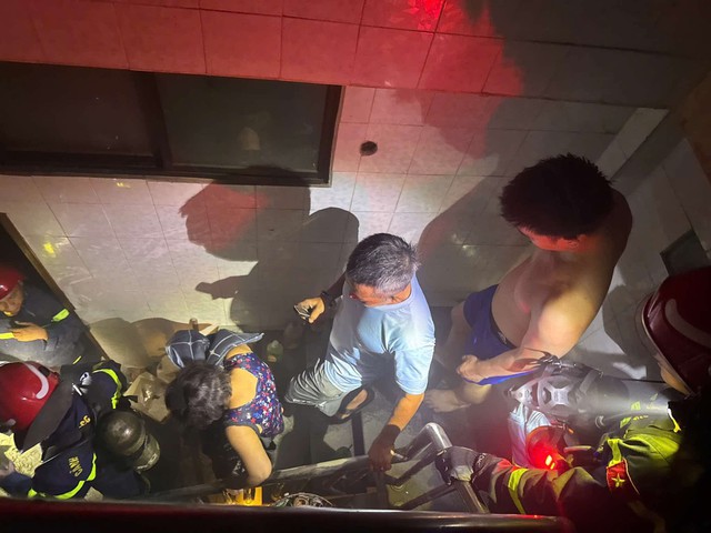 TP.HCM: Cháy nhà 6 tầng ở phường Chợ Quán, cảnh sát cứu 2 người mắc kẹt - Ảnh 2.