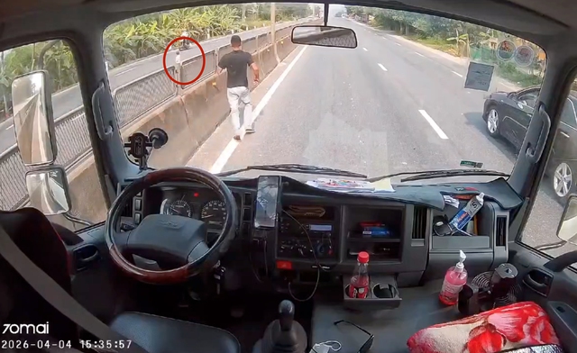 Tài xế cứu bé gái 2 tuổi giữa quốc lộ 1 tại Huế: Hành động dũng cảm Đáng ghi nhận - Ảnh 1. Tài xế cứu bé gái 2 tuổi giữa quốc lộ 1 tại Huế: Hành động dũng cảm Đáng ghi nhận - Ảnh 1.