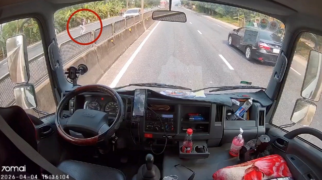 Tài xế cứu bé gái 2 tuổi giữa quốc lộ 1 tại Huế: Hành động dũng cảm Đáng ghi nhận - Ảnh 2. Tài xế cứu bé gái 2 tuổi giữa quốc lộ 1 tại Huế: Hành động dũng cảm Đáng ghi nhận - Ảnh 2.