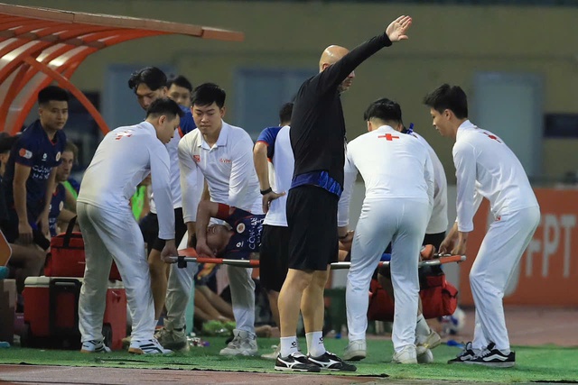 HLV Polking vẫn cẩn trọng tuyệt đối, Quang Hải bị lật cổ ch&acirc;n nhưng thật may l&agrave;&hellip;- Ảnh 3.