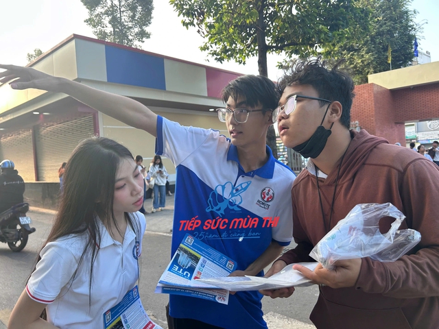 T&igrave;nh nguyện vi&ecirc;n hết m&igrave;nh hỗ trợ th&iacute; sinh thi đ&aacute;nh gi&aacute; năng lực - Ảnh 1.