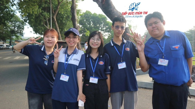 T&igrave;nh nguyện vi&ecirc;n hết m&igrave;nh hỗ trợ th&iacute; sinh thi đ&aacute;nh gi&aacute; năng lực - Ảnh 2.