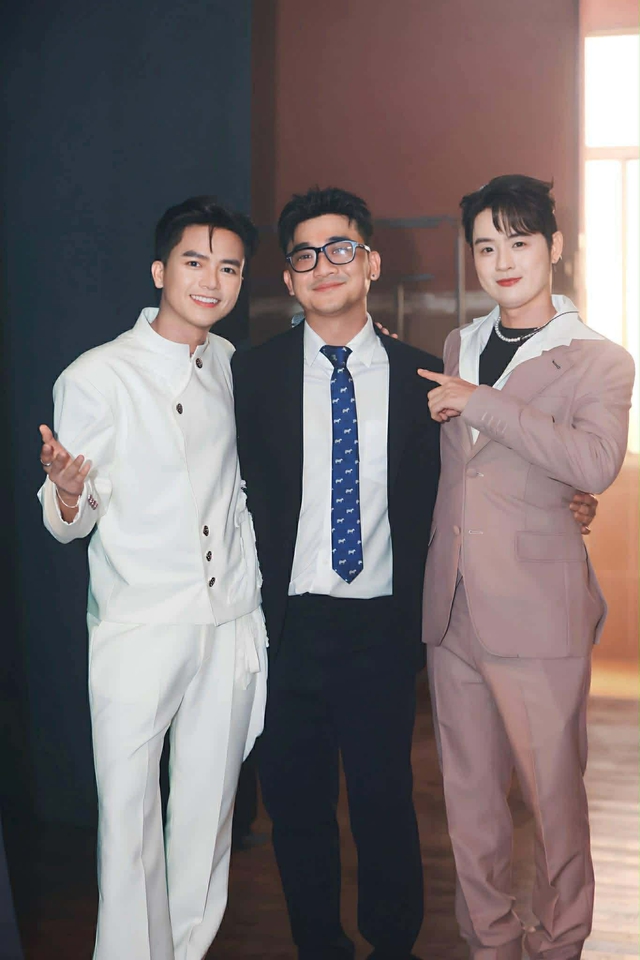 Nghịch l&yacute; đau l&ograve;ng khi 'h&aacute;t nh&eacute;p' được 'chấp nhận'- Ảnh 1.