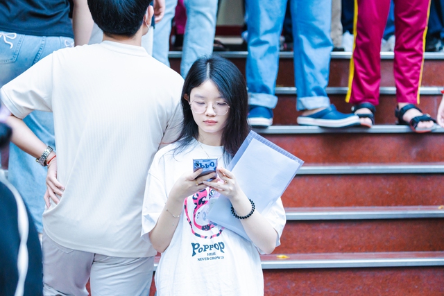 Thầy hiệu trưởng đến điểm thi từ 6 giờ s&aacute;ng động vi&ecirc;n học sinh thi năng lực- Ảnh 2.