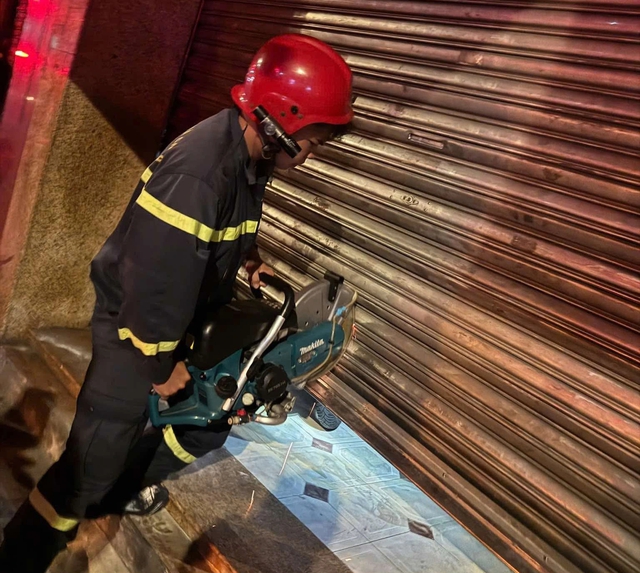 TP.HCM: Cháy nhà 6 tầng ở phường Chợ Quán, cảnh sát cứu 2 người mắc kẹt - Ảnh 1.