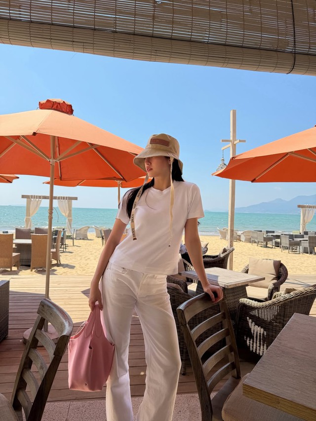 Bỏ qua bikini, nàng vẫn tỏa sáng với loạt trang phục đi biển cuốn hút - Ảnh 10.