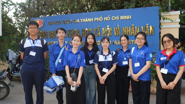 T&igrave;nh nguyện vi&ecirc;n hết m&igrave;nh hỗ trợ th&iacute; sinh thi đ&aacute;nh gi&aacute; năng lực - Ảnh 3.