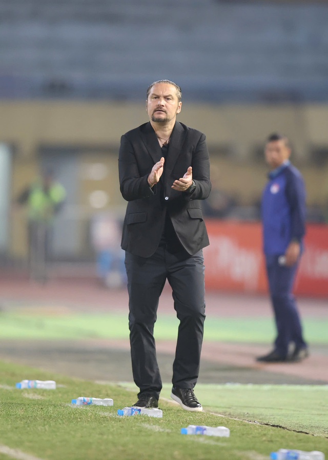 Thể C&ocirc;ng Viettel h&ograve;a nghẹt thở SLNA tr&ecirc;n s&acirc;n Vinh, n&iacute;u k&eacute;o cơ hội đua v&ocirc; địch V-League- Ảnh 1.