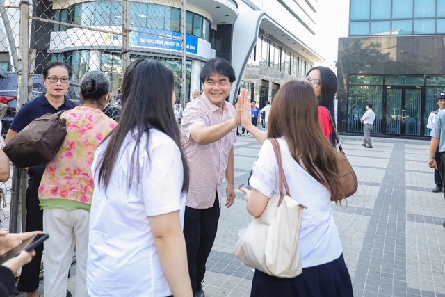 Thầy hiệu trưởng đến điểm thi từ 6 giờ s&aacute;ng động vi&ecirc;n học sinh thi năng lực- Ảnh 1.